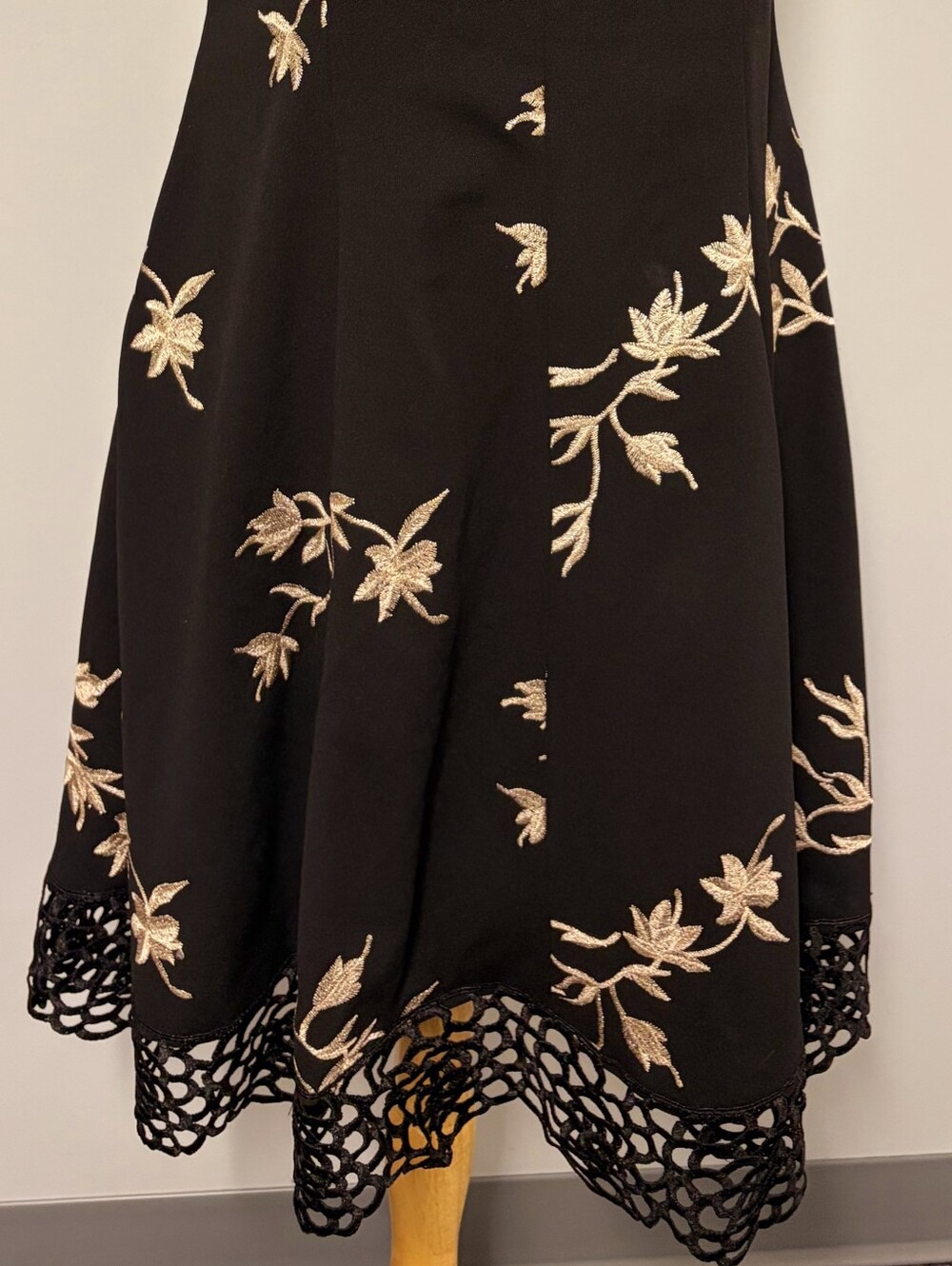 Donna Ricco Black Midi Dress with Cream Floral Embroidery - Picture 6 of 7
